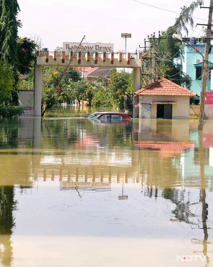 கார் மூழ்கி கிடக்கும் காட்சி