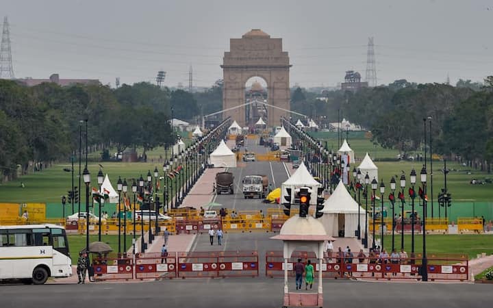 सेंट्रल विस्टा प्रोजेक्ट असल में भारत की नई संसद और उसके आसपास के इलाके को कहा गया है. इसमें तमाम तरह की सुविधाएं और मॉर्डन इंफ्रास्ट्रक्चर होगा. संसद भवन से लेकर इंडिया गेट का पूरा इलाका इसके तहत री-डेवलप किया जा रहा है. इसमें पीएम हाउस, पीएमओ और केंद्रीय सचिवालय भी बनाया जा रहा है.