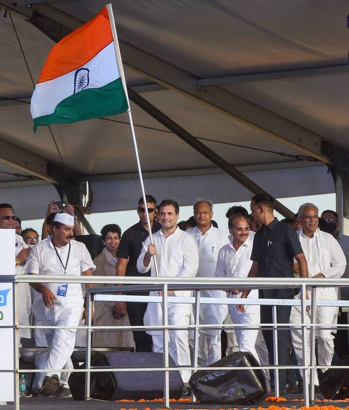 कांग्रेस ने 7 सितंबर को राहुल गांधी को राष्ट्रीय ध्वज सौंपे जाने के साथ ही अपनी राष्ट्रव्यापी ‘भारत जोड़ो यात्रा’ की शुरुआत की. इस रैली में कांग्रेस के वरिष्ठ नेता दिग्विजय सिंह ने यात्रा के लिए कन्याकुमारी से कश्मीर तक पैदल चलने के लिए सहमत होने के लिए गांधी को धन्यवाद दिया था.