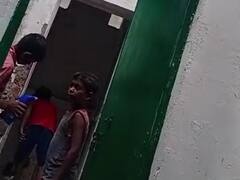 बलिया के स्कूल में बच्चों से कराया गया शौचालय साफ, अब जांच के बाद होगी कार्रवाई
