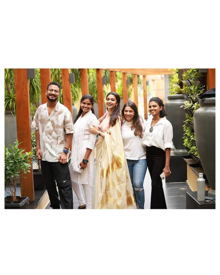 కీర్తి సురేస్.. సౌత్ ఇండియన్ టాప్ హీరోయిన్. మలయాళం, తమిళ, తెలుగు సినిమా పరిశ్రమల్లో పలు సినిమా చేసింది. Image Credit: Keerthy Suresh/ instagram