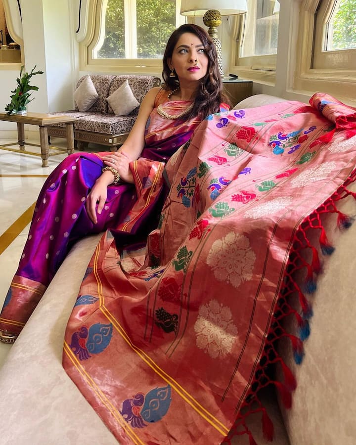 सोनालीच्या या लूकला नेटकऱ्यांची पसंती मिळाली आहे.(Sonalee Kulkarni/instagram)