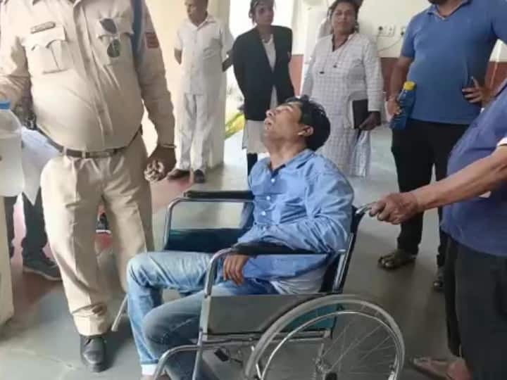 Ujjain Crime quack doctor raped patient caught electric wire in video viral ann Ujjain: रेप के आरोपी झोलाछाप डॉक्टर ने कोर्ट परिसर में पकड़ा बिजली का तार, पुलिस ने बचाया