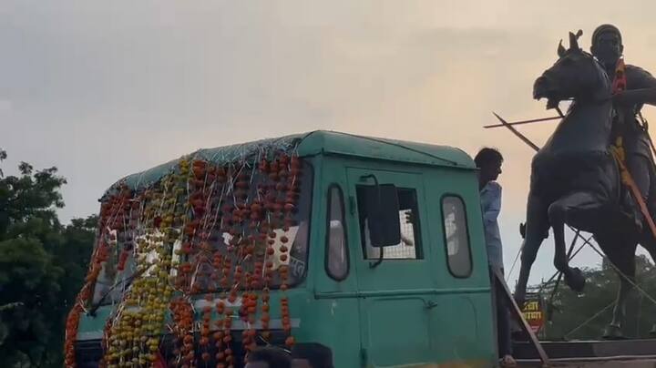 खुलताबाद येथील आर्ट स्टुडिओतून बुधवारी सायंकाळी सात वाजता हा पुतळा वद्यिापीठात आणण्यात आला.