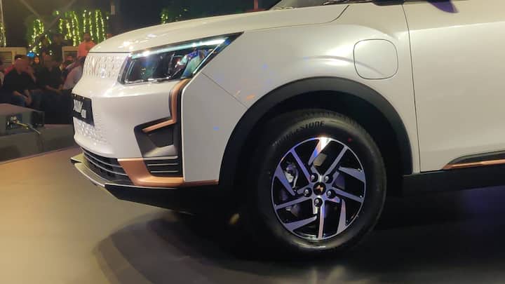 নতুন একটি ব্লু রঙের মডেল দেখা যাবে মহিন্দ্রা XUV 400 গাড়ির ক্ষেত্রে। এছাড়া বাম্পারের ডিজাইনও হবে একটু অন্য ধরনের। সামনের অংশের বাম্পারের ডিজাইনে একটু পরিবর্তন আসার পাশাপাশি নতুন twin peaks SUVলোগো থাকতে চলেছে।