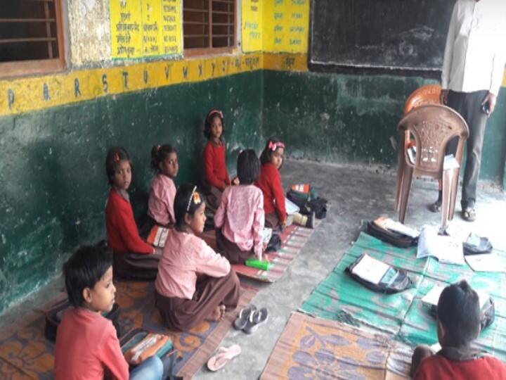 Greater Noida: ग्रेटर नोएडा के एक स्कूल में क्लास में सोता रह गया तीसरी का छात्र, अब शिक्षकों पर लटकी निलंबन की तलवार UP: Third student kept sleeping in class in Greater Noida, basic education department sought answers from school ann Greater Noida: ग्रेटर नोएडा के एक स्कूल में क्लास में सोता रह गया तीसरी का छात्र, अब शिक्षकों पर लटकी निलंबन की तलवार