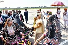 In Pics: जयपुर एयरपोर्ट पर लोक कलाकारों के साथ शेख हसीना ने किया घूमर, देखें डांस की तस्वीरें