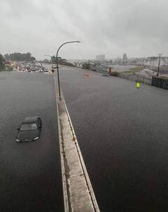 Bengaluru flooded Photos: வெள்ளக்காடாக காட்சியளிக்கும் பெங்களூருவின் புகைப்படங்கள்
