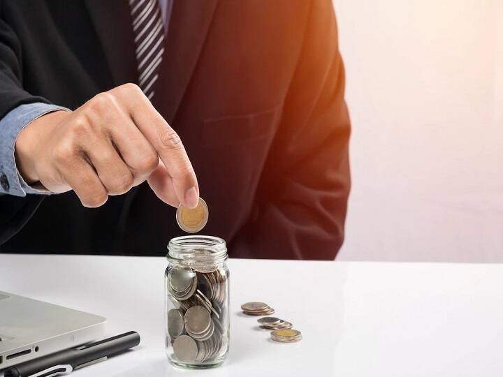 ऐसे में लोग अपने रिटायरमेंट के लिए बेहतर निवेश के ऑप्शन्स तलाशते रहते हैं. अगर आप भी अपने रिटायरमेंट के लिए बेहतर निवेश की स्कीम्स की तलाश कर रहे हैं तो हम आपको कुछ ऐसी स्कीम्स के बारे में बताने वाले हैं, जिसमें पैसे इन्वेस्ट करने पर आपको ज्यादा से ज्यादा रिटर्न मिलेगा. आइए जानते हैं इस बारे में.