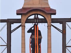 সন্ধের আঁধারে ঝলমল করছে ইন্ডিয়া গেট, বোতাম টিপে উন্মোচন নেতাজি মূর্তির