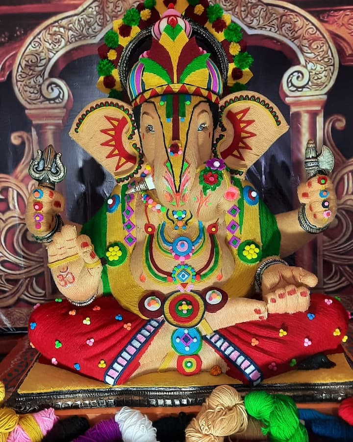 या आधीही खडूपासून, उपवासाच्या पदार्थांपासून देखील मूर्ती बनवली आहे.