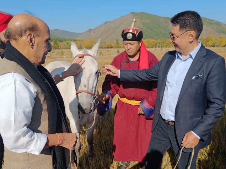 भारत को मंगोलिया से एक नया तेजस मिला है. ये तेजस लड़ाकू विमान नहीं बल्कि एक मंगोलियाई घोड़ा है. मंगोलिया यात्रा पर गए रक्षा मंत्री राजनाथ सिंह को ये घोड़ा वहां के राष्ट्रपति ने भेंट किया है.