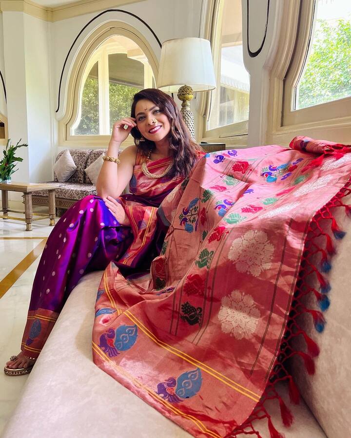 मराठी चित्रपटसृष्टीतील प्रसिद्ध अभिनेत्री सोनाली कुलकर्णी ही सोशल मीडियावर तिच्या वेगवेगळ्या लूकमधील फोटो शेअर करत असते. (Sonalee Kulkarni/instagram)