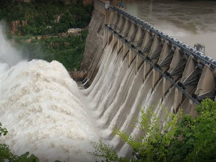 Srisailam Project Officials lifted 10 Gates Due to Heavy Floods DNN శ్రీశైలం ప్రాజెక్టుకు భారీ వరద- 10 గేట్లు ఎత్తిన అధికారులు!