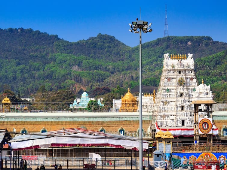 Tirumala Hundi Income Details and Rush DNN తిరుమలలో భక్తల సాధారణ రద్దీ, నిన్న హుండీ ఆదాయం ఎంతంటే?