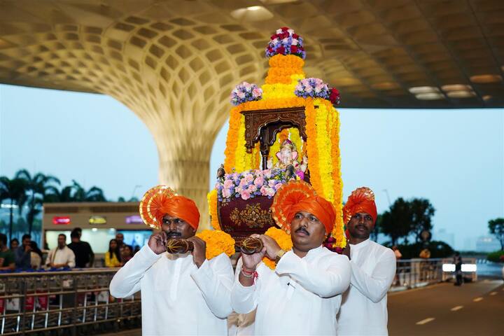 गणेशोत्सवाची सध्या सर्वत्र धामधूम सुरू आहे. गणपती बाप्पाच्या दर्शनासाठी भाविक घरोघरी जात आहेत.