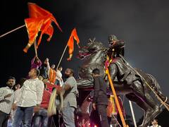 Photo: अनेक वादविवादानंतर अखेर छत्रपती शिवाजी महाराजांचा अश्वारूढ पुतळा विद्यापीठात पोहचला
