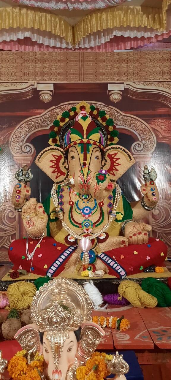 मूर्ती बनवण्यासाठी लोकरीसह पेपर आणि डिंक वापरण्यात आला.