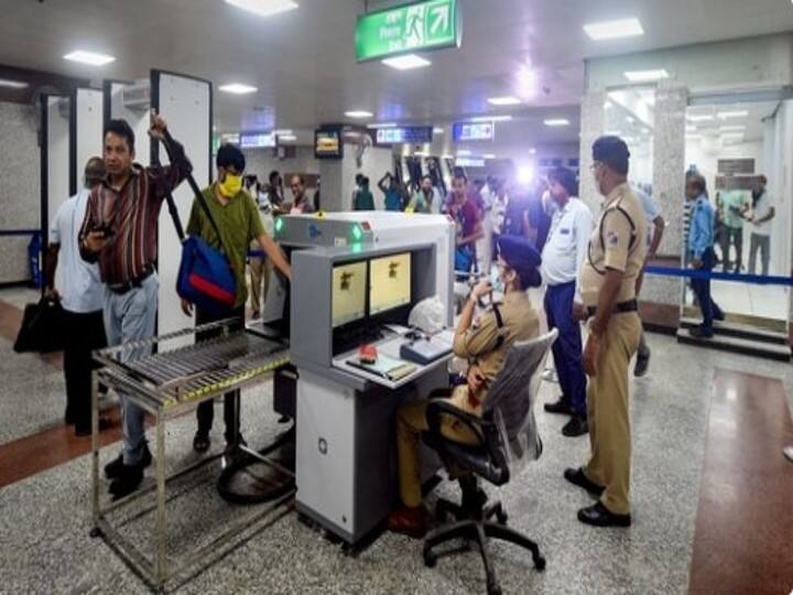 MP: Joking about 'bomb' at Devi Ahilyabai International Airport in Indore cost a family, missed flight Indore News: इंदौर एयरपोर्ट पर 'बम' को लेकर मजाक करना एक परिवार को पड़ा महंगा, छूट गई फ्लाइट