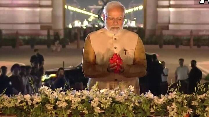 মূর্তি উন্মোচনের আগে নেতাজিকে ফুল দিয়ে শ্রদ্ধা জানান প্রধানমন্ত্রী। তার পর বোতাম টিপতেই পর্দা সরে যায় মূর্তির সামনে থেকে।