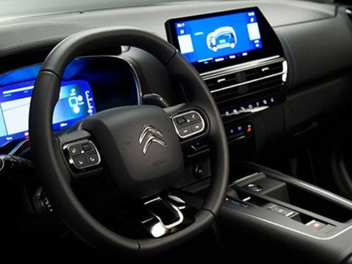 यात कंपनीचा नवीन  V-shaped LED DRL देण्यात आला असून तो थ्रीडी लूक देतो. या कारमधील एलईडी व्हिजन हेडलाइट्स आणि ब्लॅक रंगातील ग्रील कारला अधिक आकर्षक बनवते. या कारच्या मागील बाजूस LED लाइट सिग्नेचर आणि 18-इंच डायमंड कट अलॉय व्हील्स मिळतात.