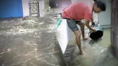 హైదరాబాద్ లో భారీ వర్షాలతో నాలాలు పొంగిపొర్లి స్థానికులకు తీవ్ర ఇబ్బందులు