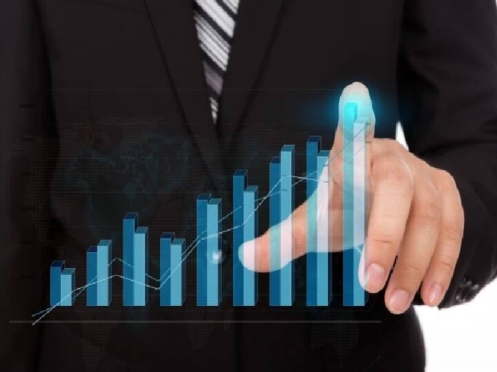 पब्लिक प्रोविडेंट फंड (PPF) में आप 15 साल के लिए निवेश करके 7.1 प्रतिशत का रिटर्न प्राप्त कर सकते हैं. इसमें आप 1.5 लाख रुपये की सालाना छूट टैक्स में भी प्राप्त कर सकते हैं. इस स्कीम में आप 15 साल के लिए पैसे निवेश करके मोटा फंड प्राप्त कर सकते हैं.
