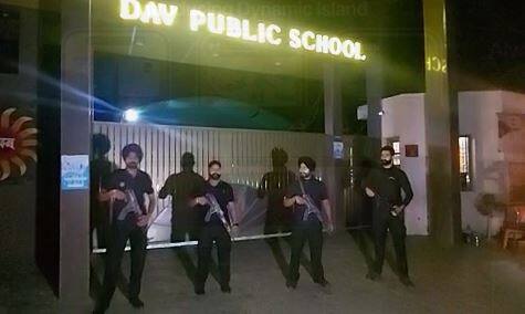 Class 8 students threatened the principal to bomb the school, heavy police force was deployed after the ruckus. Amritsar: 8 ਕਲਾਸ ਦੇ ਵਿਦਿਆਰਥੀਆਂ ਨੇ ਸਕੂਲ ਨੂੰ ਬੰਬ ਨਾਲ ਉਡਾਉਣ ਦੀ ਭੇਜੀ ਪ੍ਰਿੰਸੀਪਲ ਨੂੰ ਧਮਕੀ, ਹੜਕੰਪ ਮਗਰੋਂ ਭਾਰੀ ਪੁਲਿਸ ਬਲ ਤਾਇਨਾਤ