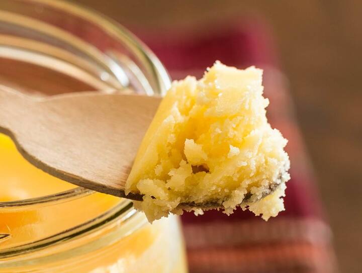 দোকান থেকে আমরা অন্যান্য জিনিসের মতো ঘি-ও (Ghee) কিনে থাকি। অত্যন্ত বিশ্বস্ত এবং পরিচিত দোকান হলেও বিশেষজ্ঞরা জানাচ্ছেন, ঘি কেনার সময় বা বাড়িতে এসে সবসময় আগে পরীক্ষা করে নেওয়া দরকার।