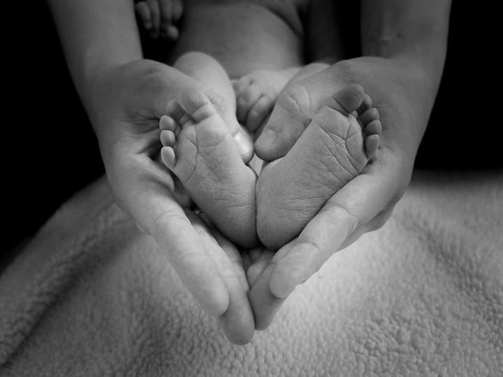 Brazil : mother gives birth to twins from two different fathers Brazil :  இரட்டை குழந்தைகளுக்கு இருவேறு தந்தை.. ஆனால் ஒரே அம்மா.. ஷாக் சம்பவம்!