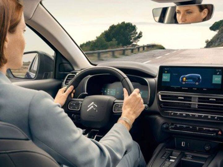 Citroen C5 Aircross मध्ये 2.0-लिटर डिझेल इंजिन देण्यात आले आहे. जे 177 hp पॉवर आणि 400 Nm टॉर्क जनरते करते. याचे इंजिन 8-स्पीड ऑटोमॅटिक गिअरबॉक्सशी जोडलेले आहे. या कारच्या आकाराबद्दल बोलायचे झाले तर, याची लांबी 4500 मिमी, रुंदी 1969 मिमी, उंची 1710 मिमी आणि व्हीलबेस 2730 मिमी आणि ग्राउंड क्लिअरन्स 230 मिमी आहे.