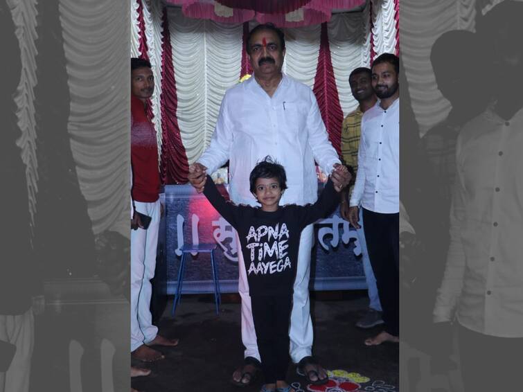 A little girl insisted Jayant Patil take a photo with her new T shirt Jayant Patil : करेक्ट कार्यक्रम करणारे जयंत पाटीलही मनातून म्हणत असावेत, 'अपना टाईम आयेगा'!