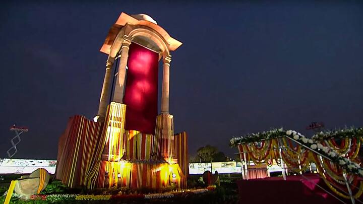 অনুষ্ঠানের সূচনায় অবশ্য ইন্ডিয়া গেটে নেতাজি মূর্তি উন্মোচন করেন প্রধানমন্ত্রী নরেন্দ্র মোদী। তার ঠিক আগের মুহূর্ত ফ্রেমবন্দি হয়েছে ক্যামেরায়।