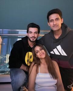 Nia Sharma Pics: देर रात अपने दोस्तों के साथ मस्ती करती दिखीं निया शर्मा, कहा 'हमारी पावरी हो रही है...