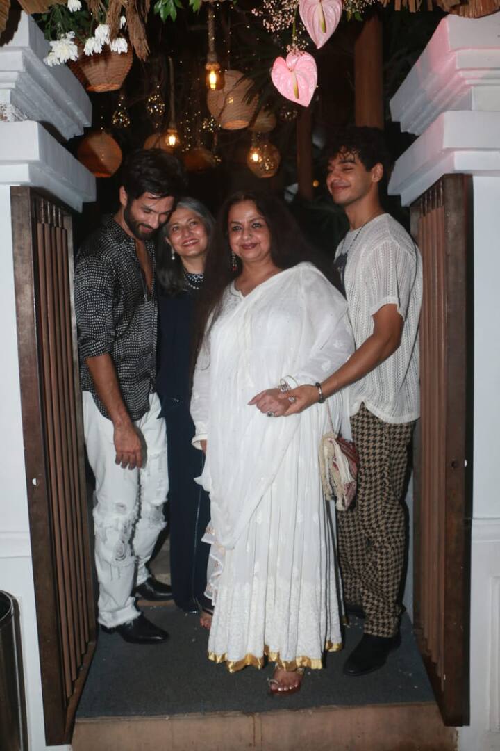 शिबानी दांडेकर और फरहान अख्तर, पंकज कपूर, सुप्रिया पाठक और सनाह कपूर और नीलिमा अज़ीम अपनी पार्टी में शाहिद कपूर और मीरा राजपूत के साथ शामिल हुए.