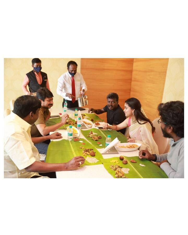 ఆ తర్వాత ఫ్యాషన్ డిజైనింగ్ లో డిగ్రీ పూర్తి చేసి, వెండితెరకు తిరిగి పరిచయం అయ్యింది.  Image Credit: Keerthy Suresh/ instagram