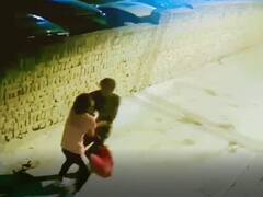 दिल्ली के बदरपुर में लड़की पर चाकू से हमला कर फोन छीनने की कोशिश, फिर आरोपी को भागना पड़ा जान बचाकर