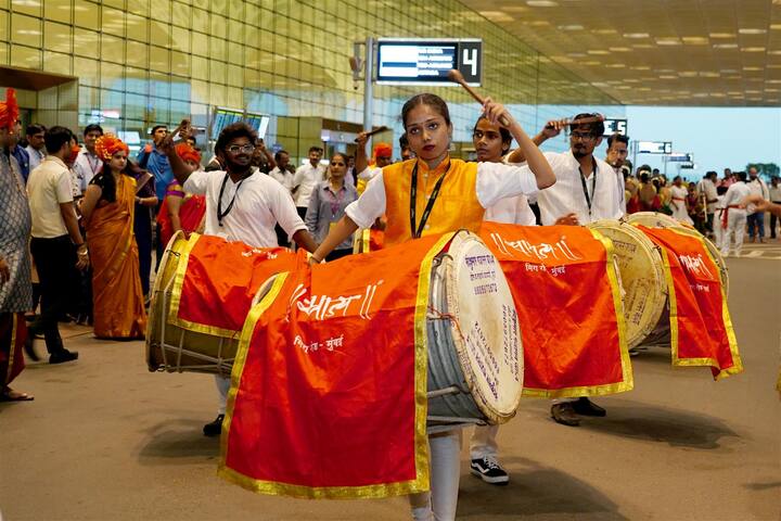 दोन वर्षांच्या खंडानंतर यावर्षी पुन्हा एकदा बाप्पाचं आगमन झाल्याने सगळ्यांमध्ये उत्साह आहे.