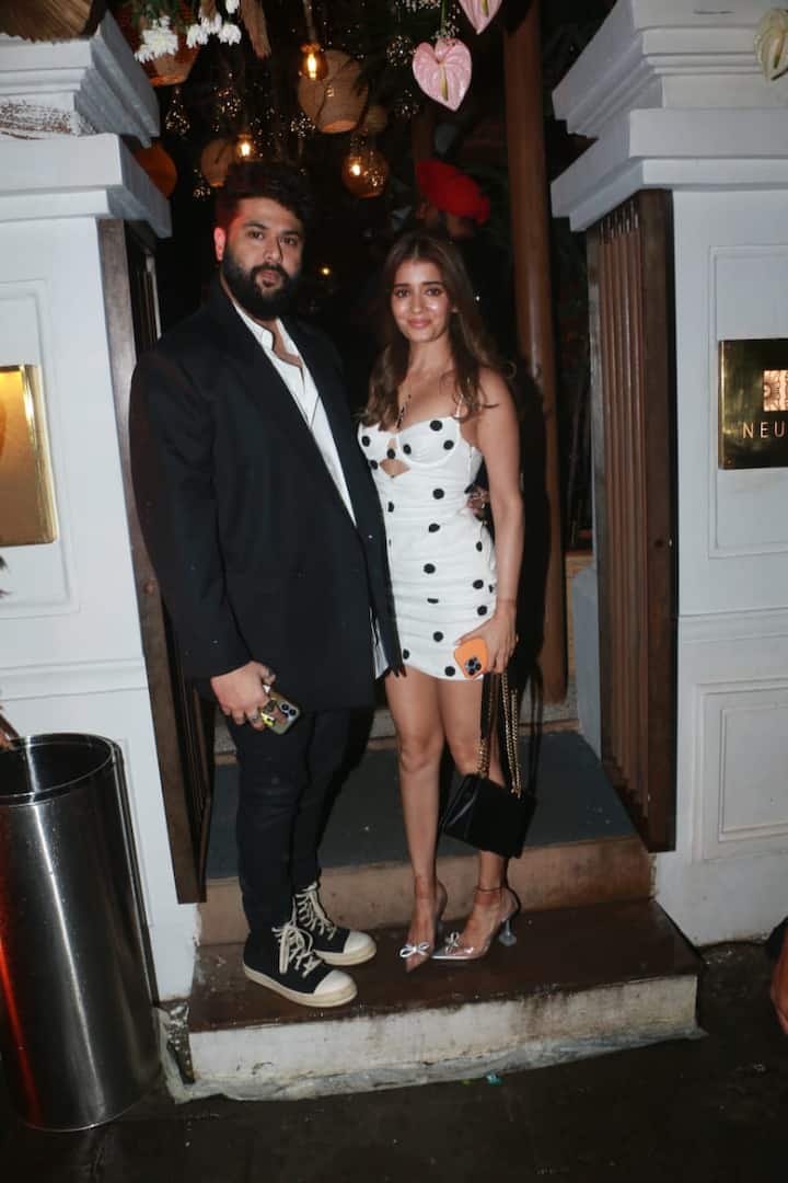 इस पार्टी में न्यूलीवेड डिजाइनर कुणाल रावल भी पत्नी अर्पिता मेहता के साथ पार्टी में पहुंचे.