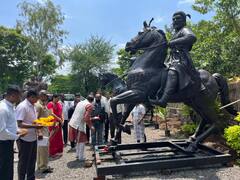 Photo: अनेक वादविवादानंतर अखेर छत्रपती शिवाजी महाराजांचा अश्वारूढ पुतळा विद्यापीठात पोहचला