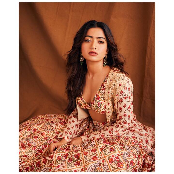 अभिनेत्री रश्मिका मंदाना सध्या या चित्रपटाच्या प्रमोशनमध्ये व्यस्त आहे.