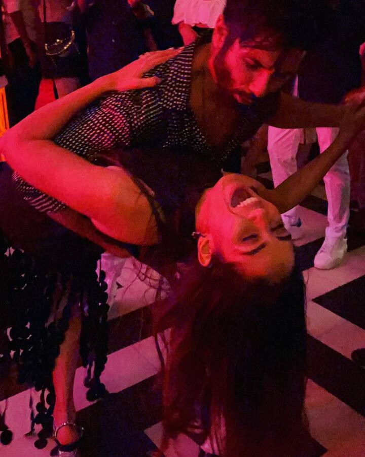 शाहिद कपूर की पत्नी मीरा राजपूत ने 7 सितंबर 2022 को अपना 28वां जन्मदिन मनाया. मीरा के इस दिन को पति शाहिद ने खास बनाने में कोई कोर-कसर नहीं छोड़ी. सुबह-सुबह ही शाहिद ने इंस्टाग्राम के जरिए पत्नी मीरा को बेहद रोमांटिक अंदाज में बर्थडे विश किया. फिर शाम साथ गुजारी. जिसकी बेहद खूबसूरत तस्वीर मीरा ने अपने इंस्टाग्राम हैंडल पर शेयर की.