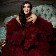 Tuba Buyukustun:  दो बच्चों की मां है 40 साल की ये टर्किश एक्ट्रेस, ग्लैमरस पर आप हो जाएंगे फिदा