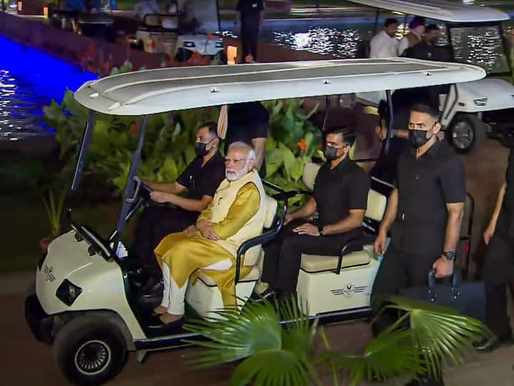 वहीं, सेंट्रल विस्टा एवेन्यू में विजय चौक से इंडिया गेट तक रास्ते को दोनों ओर के हिस्से को नए सिरे से डिजाइन किया गया है. यहां पैदल चलने के रास्ते को पहले से ज्यादा चौड़ा बना दिया गया है. इसके बगल में बने लॉन को भी रीडिजाइन किया गया है. सेंट्रल विस्टा प्रोजेक्ट के तहत नए संसद भवन का भी निर्माण तेजी से चल रहा है. नया संसद भवन बन जाने के बाद लोकसभा हॉल में 770 सदस्यों के बैठने की क्षमता होगी.