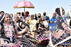 In Pics: जयपुर एयरपोर्ट पर लोक कलाकारों के साथ शेख हसीना ने किया घूमर, देखें डांस की तस्वीरें