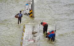 बेंगलुरु से लेकर मुंबई में भारी बारिश ने बढ़ाई लोगों की मुश्किलें, बिहार में भी बाढ़ का सितम, देखें तस्वीरें