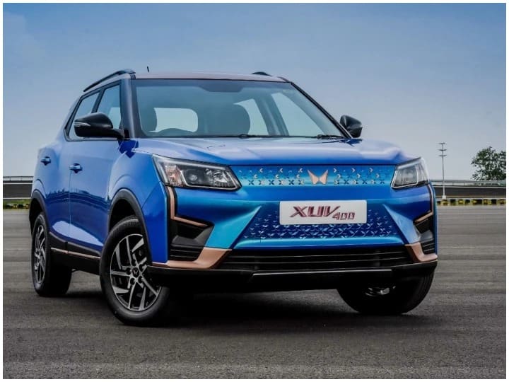 মহিন্দ্রা XUV 400 গাড়িতে রয়েছে একটি 39.4 kW ব্যাটারি প্যাক এবং ৪৫৬ কিলোমিটারের রেঞ্জ। ঘণ্টায় শূন্য থেকে ১০০ কিলোমিটারের স্পিড তোলা সম্ভব মাত্র ৮.৩ সেকেন্ডে। সর্বোচ্চ গতি হতে পারে ঘণ্টায় ১৫০ কিলোমিটার। এই ব্যাটারি প্যাক তৈরি হয়েছে পুণেতে। এটি একটি IP67 রেটিং প্রাপ্ত ব্যাটারি প্যাক, যা সমস্ত ধরনের পরিস্থিতিতে কাজ করতে সক্ষম। DC ফাস্ট চার্জার রয়েছে এই ইলেকট্রিক গাড়িতে। শূন্য থেকে ৮০ শতাংশ চার্জ হতে সময় লাগবে ৫০ মিনিট।