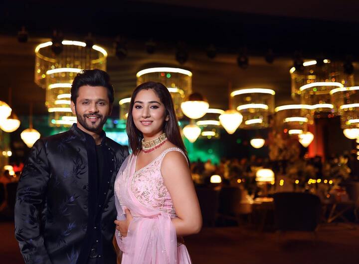 दिशा परमार और राहुल वैद्य को कपल गोल्स देने का कोई मौका नहीं गंवाते हैं. फैंस उनकी केमिस्ट्री को बहुत पसंद करते हैं.