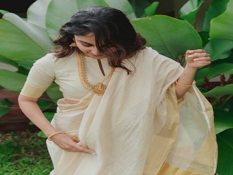 Onam 2022: Traditional Kerala Kasavu Sarees to Ace Your Look on Thiruvonam Day Onam 2022: தங்கத்தேரில் வந்தது ஓணம்.. கேரளா Saree எனப்படும் கசவு சேலைகள் பத்தி தெரியுமா? இத்தன வகைகள் இருக்கு..