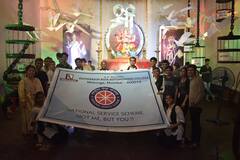 In Pics : 'विद्यार्थ्यांचा राजा' गणेशोत्सव मंडळामध्ये 'दुसरी बाजू' पथनाट्याचं सादरीकरण, पावसाची जोरदार हजेरी